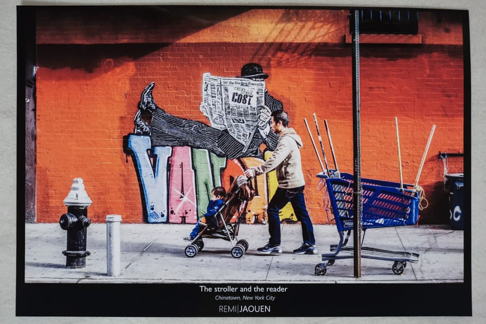NYC - The stroller and the reader - Poster 33x48cm - Papier photo brillant HD