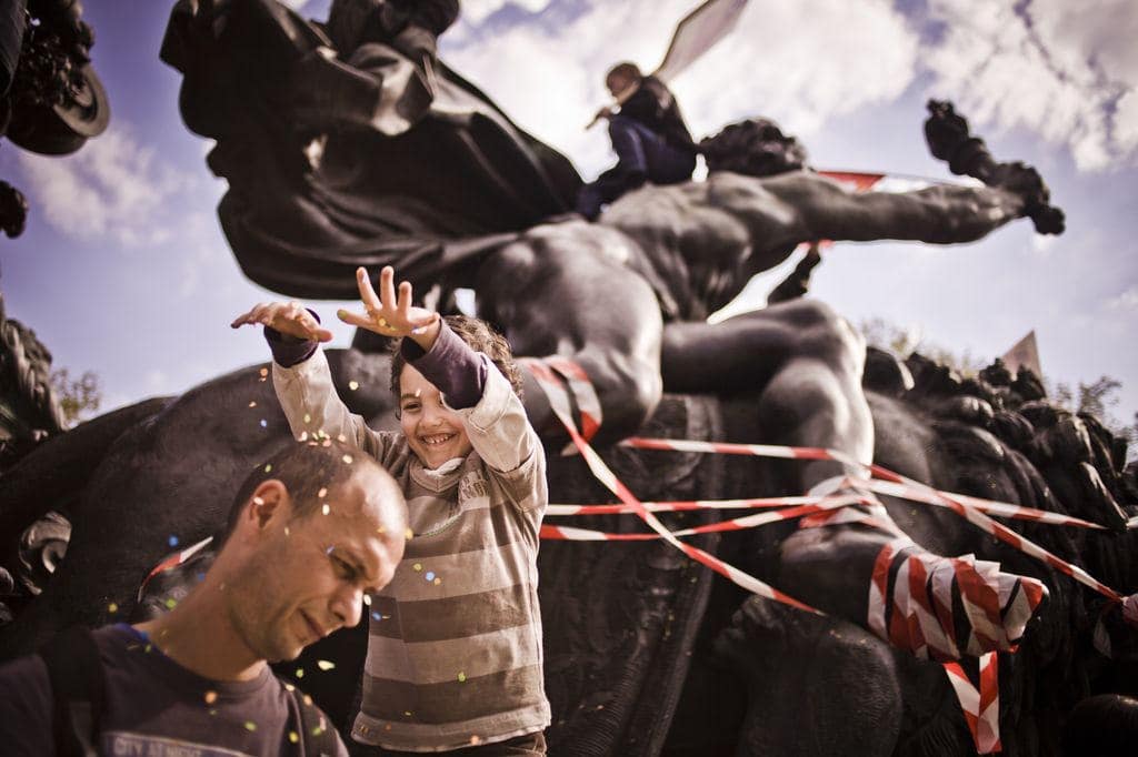 Photographe Paris - Serie People of Paris - Les confettis du premier mai
