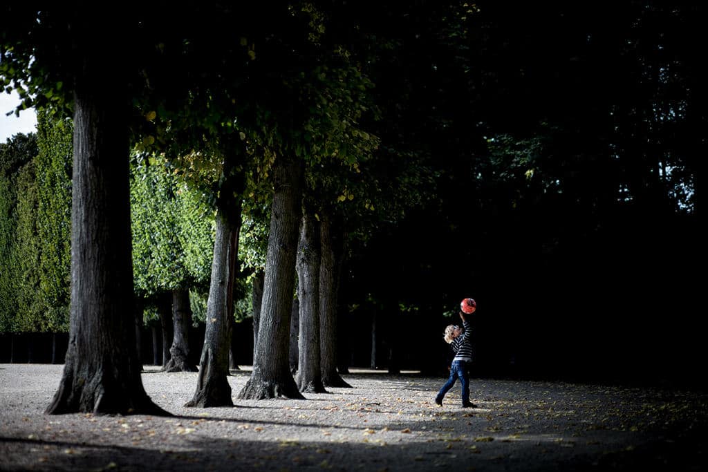 Photographe Paris - People of Paris - Château de Versailles - Garçon jouant au ballon