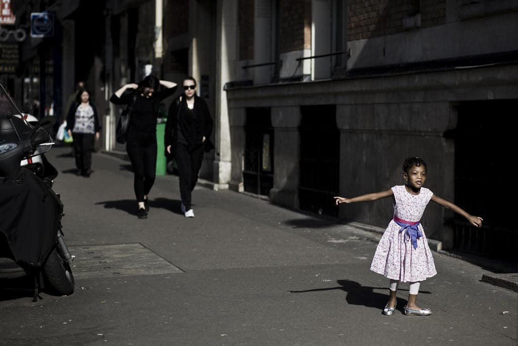 Photographe Paris - People of Paris - Rue de la Roquette - Fillette qui danse