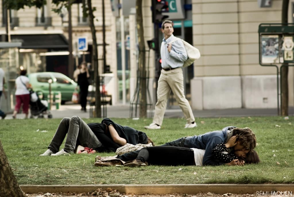 Photographe Paris - People of Paris - 16eme arrondissement - Ados qui s'embrassent sur la pelouse