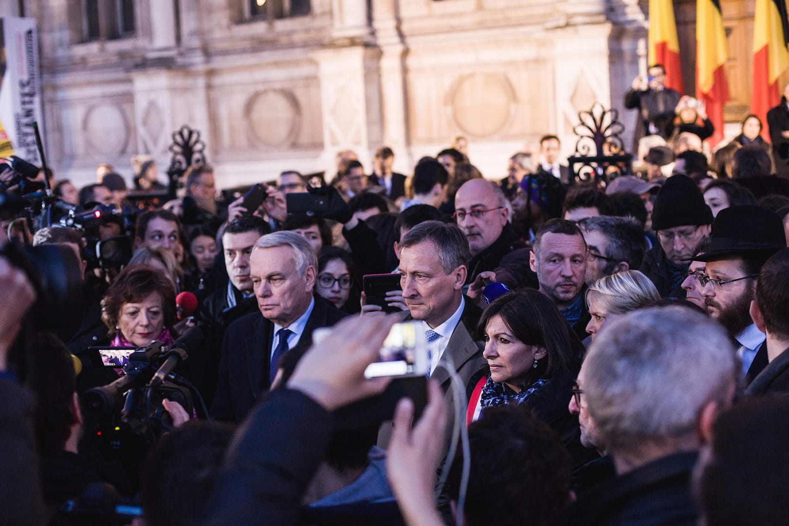 Paris, hôtel de ville, Minute de silence en hommage aux victimes des attentats de Bruxelles