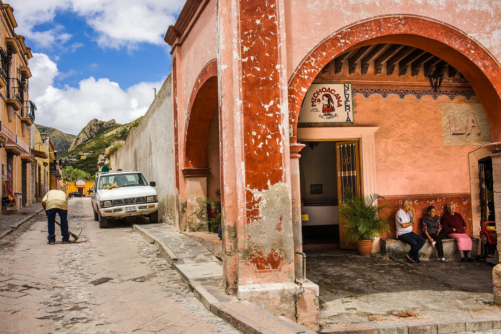 Photographer Paris - Travel Mexico - Pena de Bernal - Worker and old people