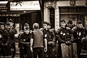 Photographe Paris - Serie people of Paris - Premier mai - Seul contre tous
